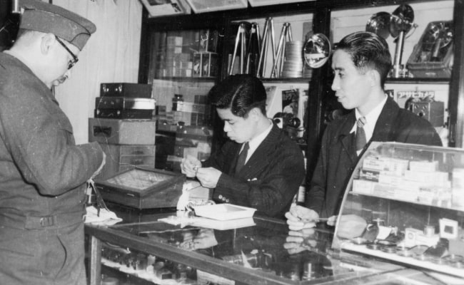 三神 誠（接客風景）